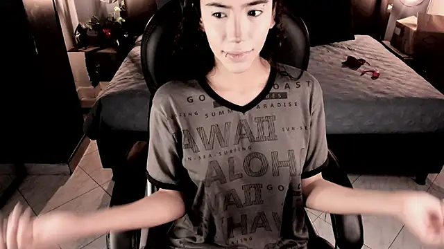 Snapshot of vaiolethsan__ chatting on December 17, 2025, 8:37 pm vaiolethsan online show from December 17, 2025, 8:37 pm