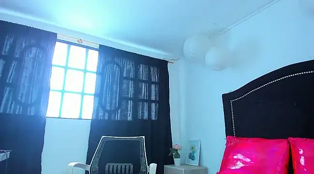 Snapshot of Cleo_Hott chatting on February 4, 2025, 6:38 pm Cleo Hott online show from February 4, 2025, 6:38 pm