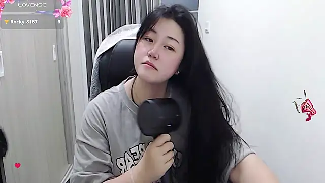 minnie9009 online show from March 18, 2025, 2:04 pm