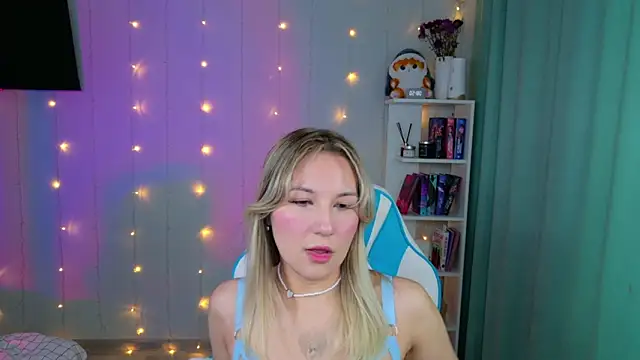 Mercedes Robinson online show from November 19, 2025, 5:51 am