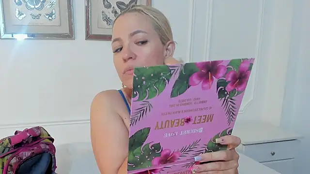 Cristal Bons online show from February 28, 2025, 8:18 pm