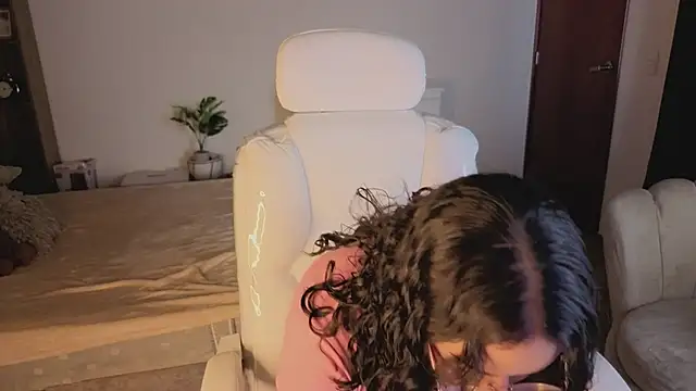 Renaxi Smith online show from December 13, 2025, 7:53 pm