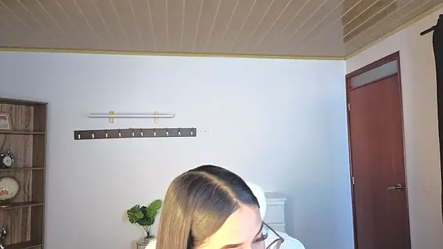 Renaxi Smith online show from April 15, 2026, 7:58 pm