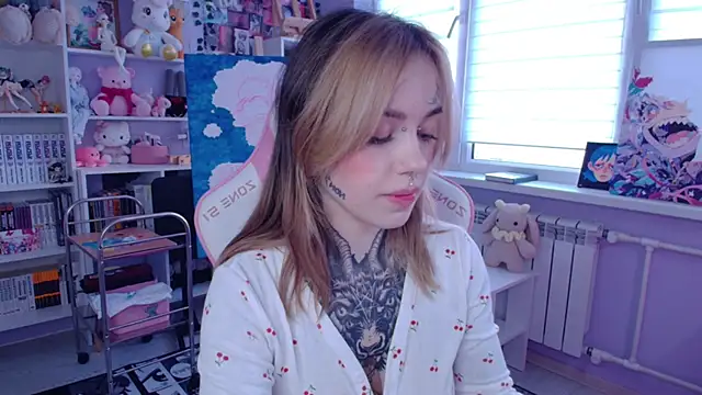 Snapshot of Catharsisi chatting on October 1, 2025, 1:28 pm Catharsisi online show from October 1, 2025, 1:28 pm