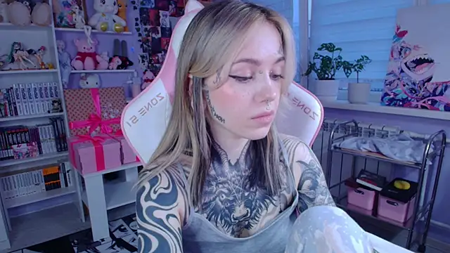 Snapshot of Catharsisi chatting on November 7, 2025, 1:22 pm Catharsisi online show from November 7, 2025, 1:22 pm