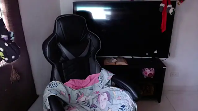 Princezzlove3 online show from January 18, 2025, 9:02 pm