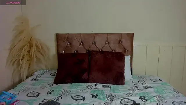 Natashawool1 online show from February 19, 2025, 12:33 pm