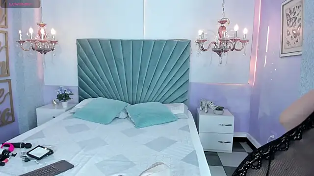 Aitana Hilton  online show from September 16, 2025, 11:55 am