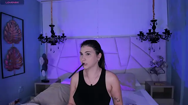 Aitana Hilton  online show from November 12, 2025, 11:54 am