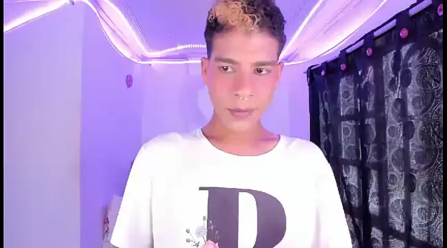 Snapshot of Ethan_Boyy chatting on February 3, 2025, 8:03 pm Ethan Boyy online show from February 3, 2025, 8:03 pm