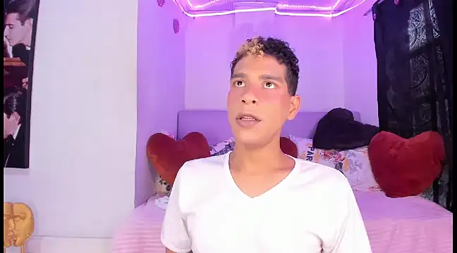 Snapshot of Ethan_Boyy chatting on February 11, 2025, 7:05 pm Ethan Boyy online show from February 11, 2025, 7:05 pm