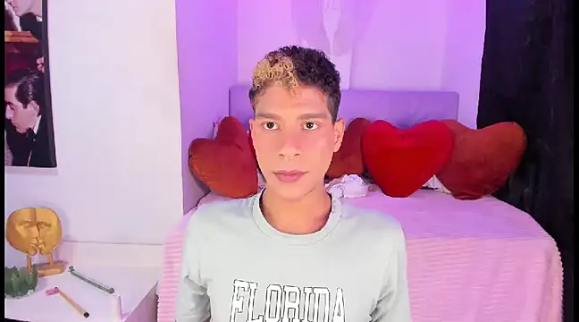 Snapshot of Ethan_Boyy chatting on February 13, 2025, 9:06 pm Ethan Boyy online show from February 13, 2025, 9:06 pm