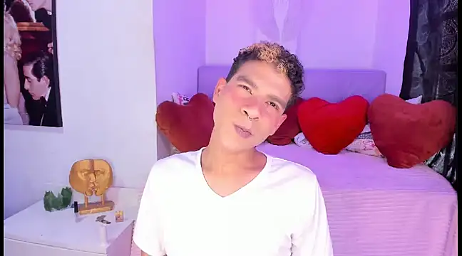 Snapshot of Ethan_Boyy chatting on February 15, 2025, 6:23 pm Ethan Boyy online show from February 15, 2025, 6:23 pm