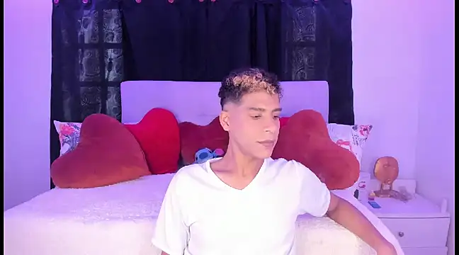 Snapshot of Ethan_Boyy chatting on February 22, 2025, 8:53 pm Ethan Boyy online show from February 22, 2025, 8:53 pm