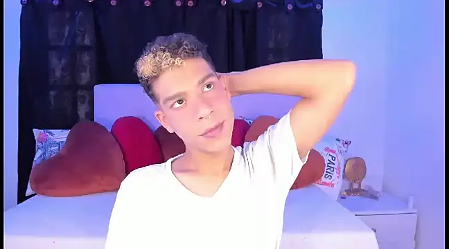 Snapshot of Ethan_Boyy chatting on February 25, 2025, 8:19 pm Ethan Boyy online show from February 25, 2025, 8:19 pm