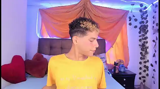Snapshot of Ethan_Boyy chatting on March 14, 2025, 8:06 pm Ethan Boyy online show from March 14, 2025, 8:06 pm