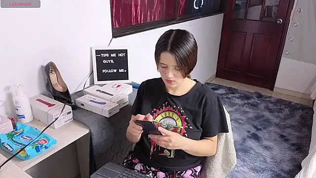 Snapshot of SexLaura_ chatting on March 3, 2025, 11:35 pm SexLaura online show from March 3, 2025, 11:35 pm