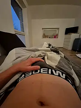 Snapshot of Feuer_boy chatting on January 17, 2025, 4:15 pm Feuer boy online show from January 17, 2025, 4:15 pm