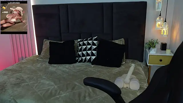 AtheneaRusell online show from October 26, 2025, 9:10 pm