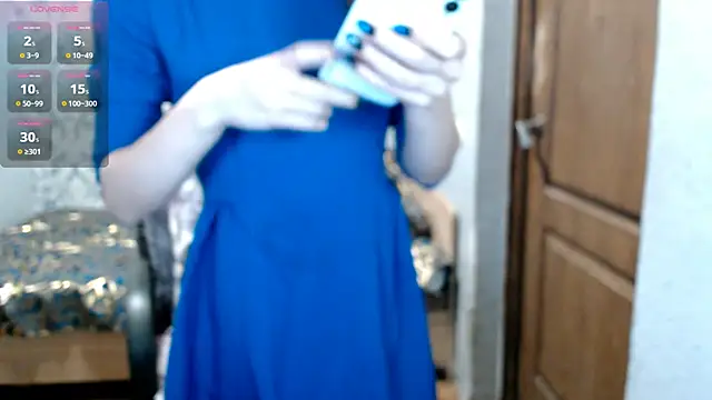 LauraBlan online show from December 3, 2024, 7:11 pm