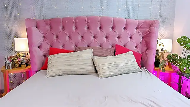 via mayer  online show from March 9, 2025, 9:03 pm