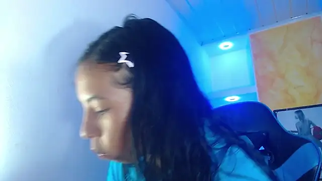 Snapshot of Miss_sparkle00 chatting on October 14, 2025, 4:24 am Miss sparkle00 online show from October 14, 2025, 4:24 am