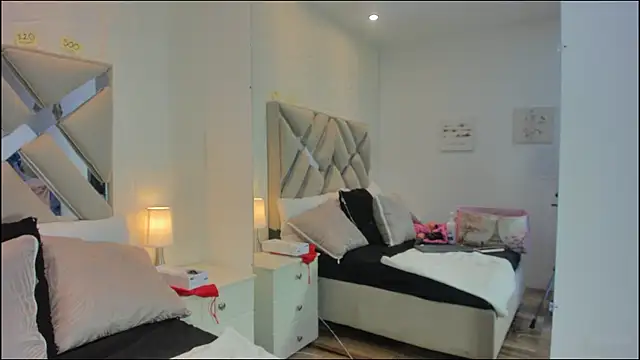 raquell moore online show from December 3, 2025, 11:41 am