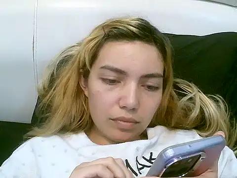 VittoriaTaylor online show from October 17, 2025, 7:05 pm