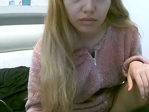 VittoriaTaylor online show from October 23, 2025, 3:33 pm