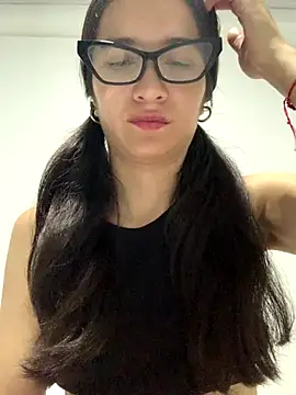 Bella still online show from November 11, 2025, 12:38 pm