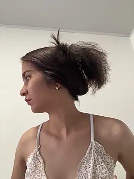 Bella still online show from February 17, 2026, 1:18 pm