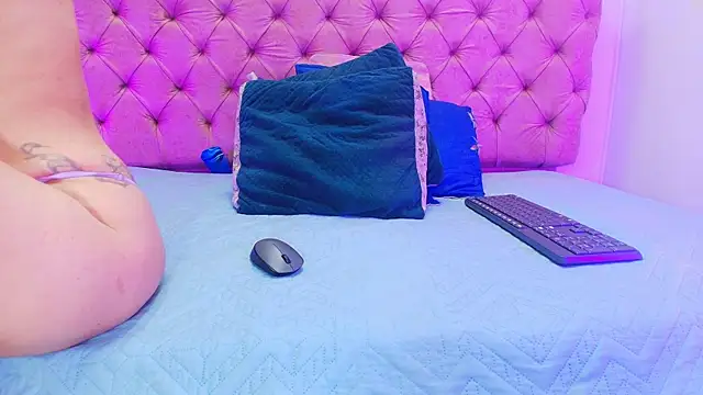 Auroraa miller online show from September 18, 2025, 11:56 am