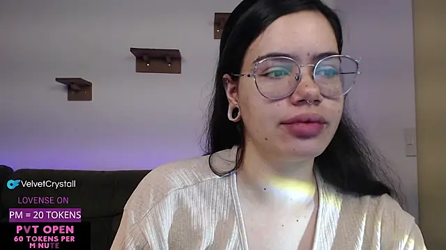 crystalll room online show from November 8, 2025, 4:12 am