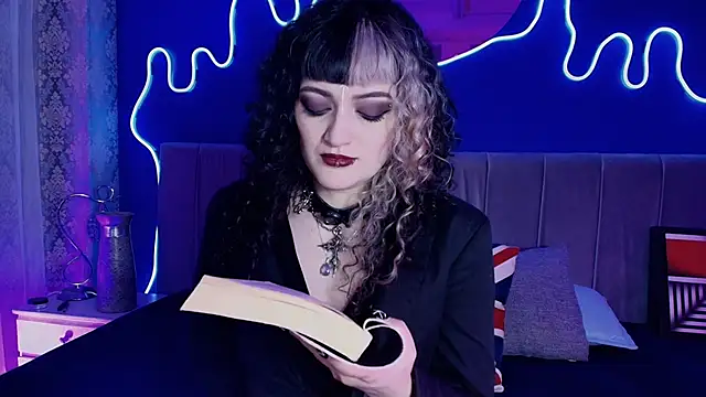 JeanneSabatier online show from June 6, 2026, 7:40 pm