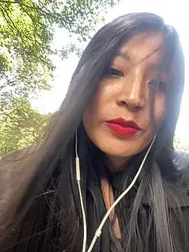 hannah howeell   online show from February 26, 2025, 5:17 pm