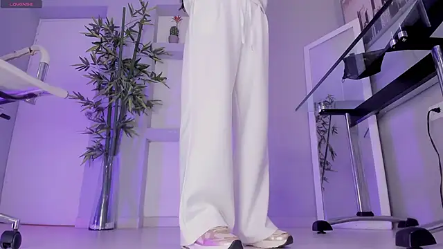 hannah howeell   online show from September 12, 2025, 9:42 am