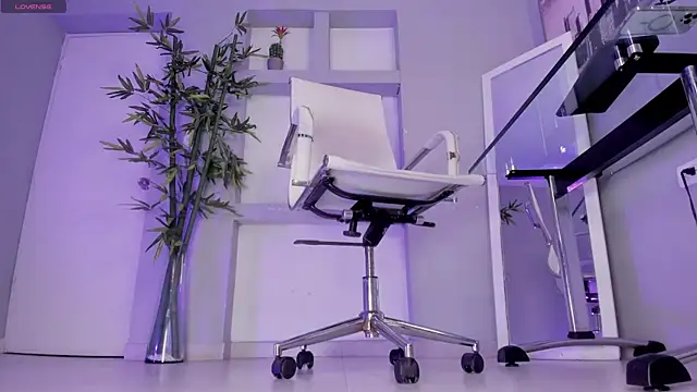 hannah howeell   online show from September 23, 2025, 9:56 am