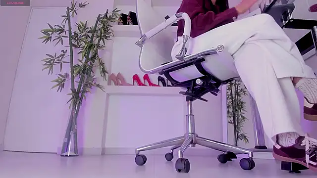 hannah howeell   online show from November 11, 2025, 9:31 am