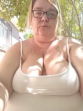 diosacurvy1984 online show from June 8, 2026, 10:15 am
