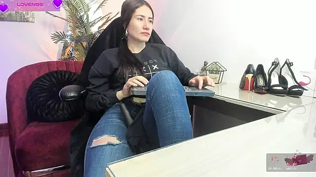 Snapshot of VioletParkker chatting on February 18, 2025, 11:33 am VioletParkker online show from February 18, 2025, 11:33 am