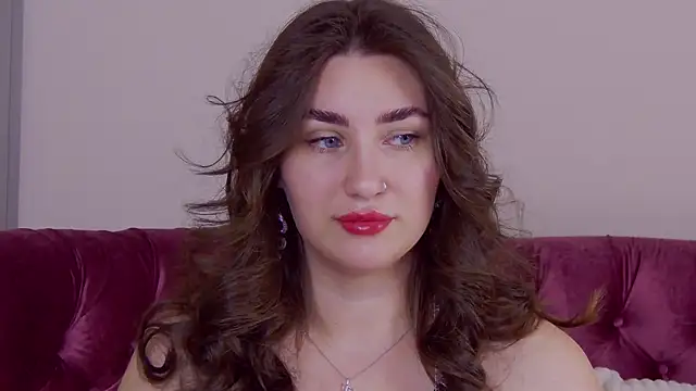 KiraBarlows online show from November 12, 2025, 8:41 pm