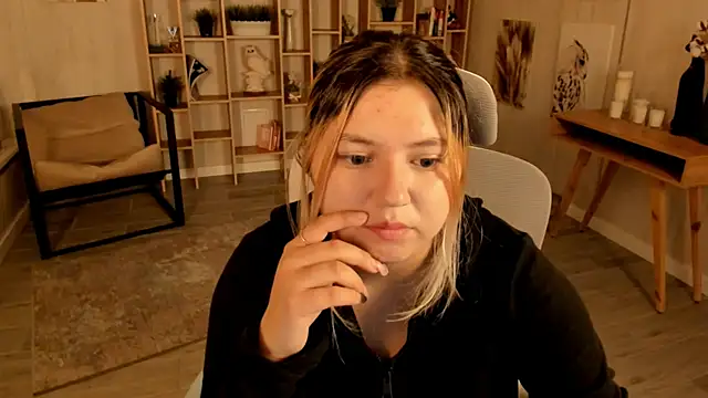 DiaAngell online show from September 19, 2025, 2:13 am