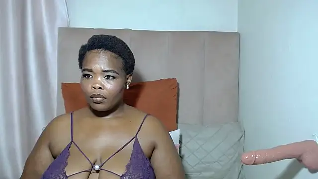 Snapshot of Hazel-nutt chatting on February 12, 2025, 7:35 pm Hazel-nutt online show from February 12, 2025, 7:35 pm