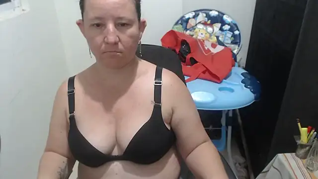 Snapshot of Yohis_Kiut25 chatting on December 22, 2025, 6:43 am Yohis Kiut25 online show from December 22, 2025, 6:43 am