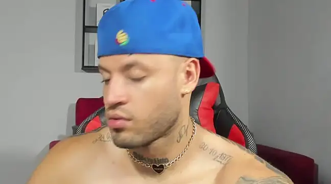 Snapshot of dereckgreen chatting on February 5, 2025, 11:17 pm dereckgreen online show from February 5, 2025, 11:17 pm