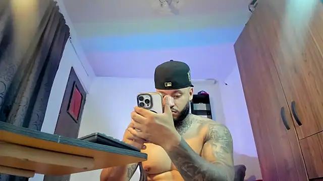 Snapshot of dereckgreen chatting on October 7, 2025, 1:03 am dereckgreen online show from October 7, 2025, 1:03 am