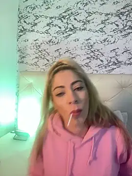 viktoria davis  online show from February 7, 2025, 10:20 pm