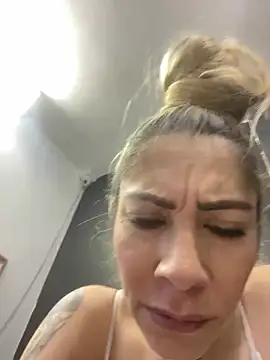 viktoria davis  online show from March 4, 2025, 12:50 am