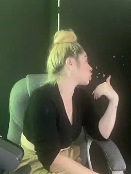 viktoria davis  online show from March 7, 2025, 2:46 am