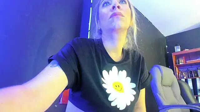 viktoria davis  online show from March 10, 2025, 10:02 pm